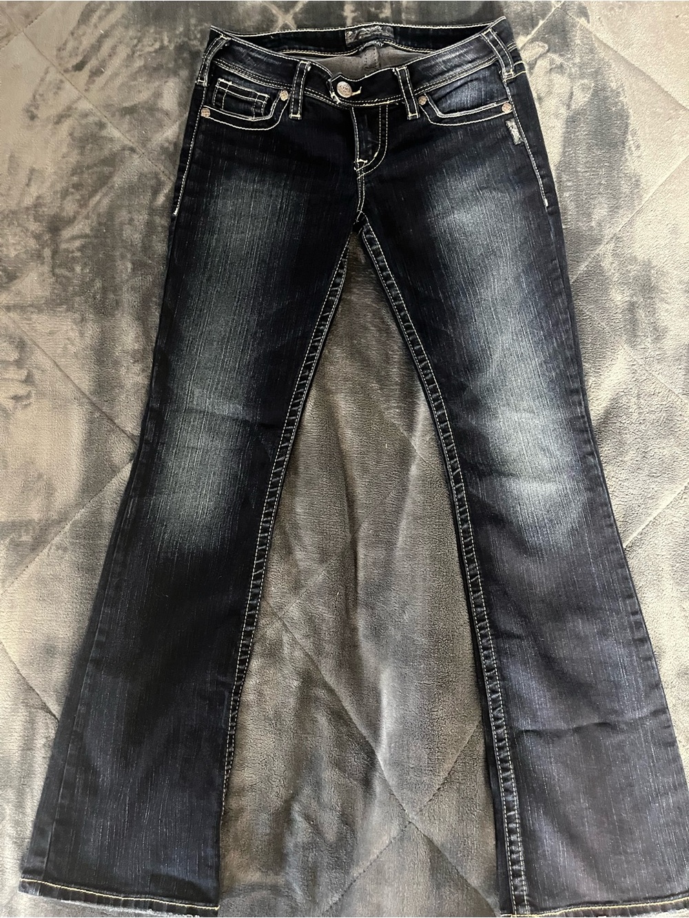 Silver Jeans Women's Flared Jeans in Dark Blue Fade
